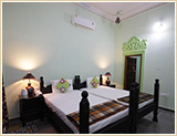 Budget hotels in udaipur, best budget hotels in udaipur near lake, kurabar kothi room images